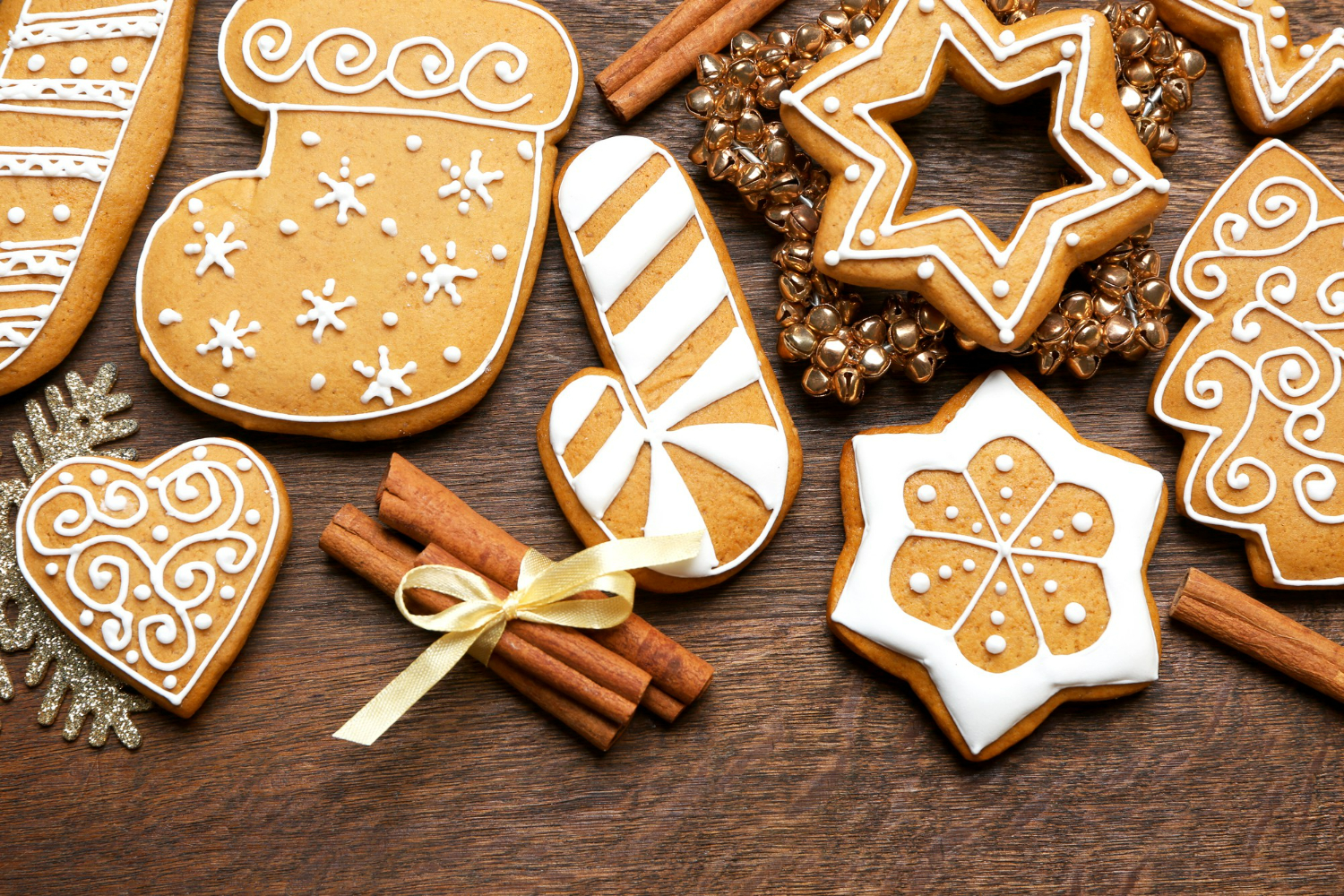 tasty-gingerbread-cookies-christmas-decor-wooden-background-close-up (1)